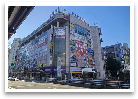 빌딩 외벽이 잡다한 광고물로 혼란스럽게 장식되어 있다.(경기도 성남시) 사진: 개인 자료