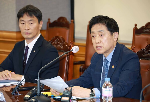 금융지주사 회장단과의 간담회에서 발언하고 있는 김주현 금융위원장(오른쪽)과 이복현 금감원장(왼쪽) / 사진=금융위