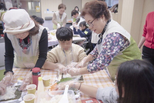 아이들과 함께 김밥 만들기를 하고 있는 시니어 회원./사진=구혜정 프리랜서.