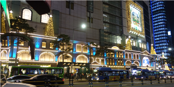 유럽형 크리스마스 가로와 이야기가 있는 미디어 쇼(남대문로 L백화점 저층부). 사진: 김기호 2023