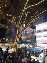 명동길. ‘명동 크리스마스 마켓’이라고 불러도 좋을 활력과 분위기가 있는 가로. 사진:김기호, 2023