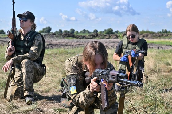 외신이 전하는 우크라이나 여군들의 훈련 모습