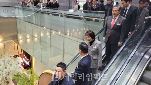 이재용 삼성전자 회장은 뒤에 서 있는 이정한 한국여성경제인협회 회장과 이야기를 나누며 행사장에 입장했다. /사진=황재희 기자