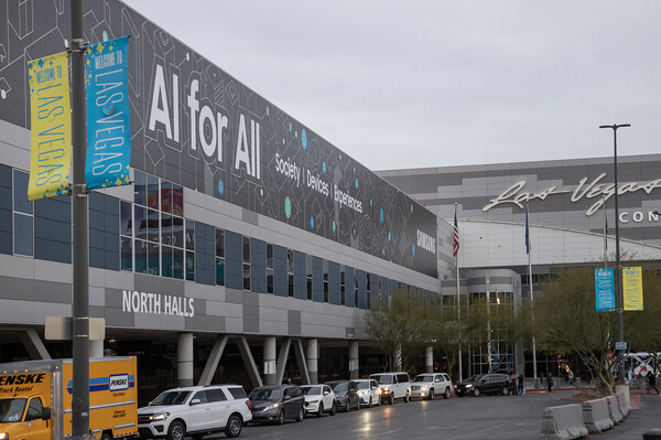 세계 최대 전자 전시회 CES 2024가 열리는 미국 라스베이거스 컨벤션 센터의 외경, 삼성전자 옥외광고 전경. / 사진=삼성전자.