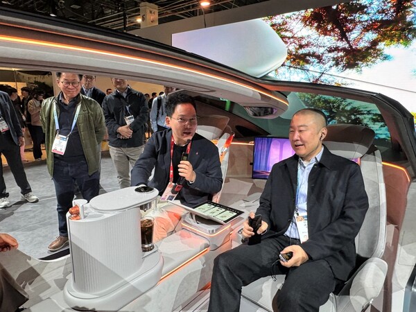 구자은 LS그룹 회장(오른쪽)이 미국 라스베이거스에서 열린 CES 2024의 LG전자 부스에서 관계자로부터 미래 모빌리티 콘셉트 차량 '알파블'에 대한 설명을 듣고 있다. 사진=LS그룹