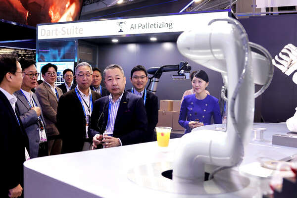 박정원 두산그룹 회장(가운데)과 박지원 그룹부회장(왼쪽)이 10일(현지시간) CES 2024가 열리는 라스베이거스컨벤션센터를 찾아 두산 부스에서 AI칵테일 로봇을 살펴보고 있다. 사진=두산그룹