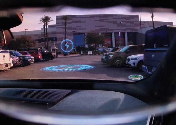 BMW가 CES 2024에서 공개한 웨어러블 증강현실(AR) 글라스 사용 예시 사진. 사진=BMW