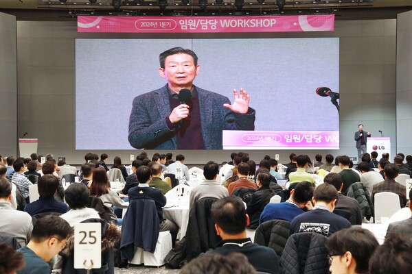 황현식 LG유플러스 대표가 11일 마곡에서 열린 워크샵에서 임원들에게 당부사항을 전하고 있다. /사진=LGU+
