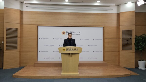 김무성 전 새누리당 대표가 15일 공식 출마를 선언하고 "진영대립만 난무하는 타락한 정치 세태를 더 이상 두고볼 수 없어서 출마했다."고 입장을 밝히고 있다./ 사진=이근춘 기자