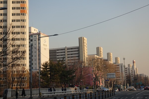 우리의 일상적 생활환경이 된 고층아파트 주거단지. 서울시 노원구, 사진; 김기호, 2018 