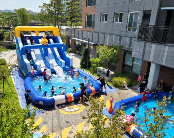 '파주운정 우미린 더퍼스트' 입주민들이 여름 물놀이 행사를 즐기고 있다./ 사진 = 우미건설 제공