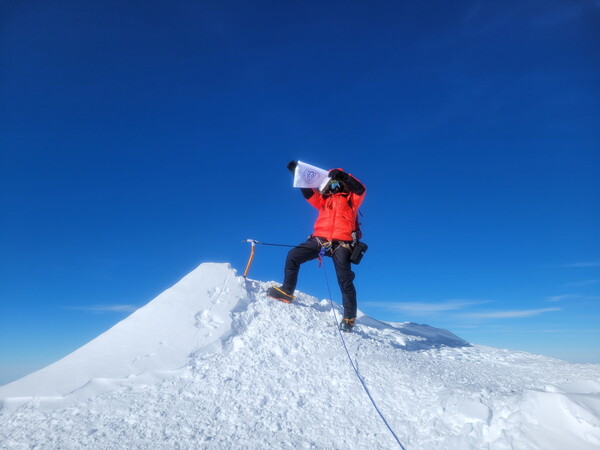 남극 최고봉 빈슨매시프(4892m) 정상에 오른 동아대 산악회 OB 조벽래 씨./ 사진=동아대