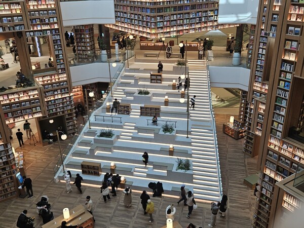 스타필드 수원 4~7층에 걸쳐 있는 '별마당 도서관' 모습.