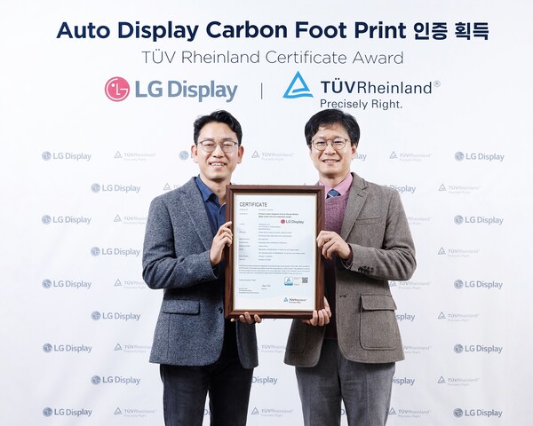 LG디스플레이 구미 사업장에서 열린 '제품 탄소발자국' 인증 수여식에서 김종만(오른쪽) TUV 라인란드 전기전자 사업부 이사가 권극상 LG디스플레이 오토 제품개발1담당(상무)에게 인증서를 전달하고 있다. /사진=LG디스플레이.