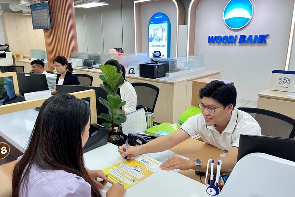 베트남우리은행 푸미흥 지점에서 직원이 내점 고객에게 우리루키 프로젝트 베트남 해외의료 지원사업에 대해 안내하고 있다. / 사진=우리은행