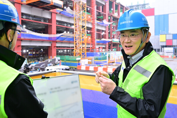 19일 이재용 삼성전자 회장이 기흥캠퍼스의 차세대 반도체 R&D 단지 건설 현장을 점검하고 있다. /사진=삼성전자. 