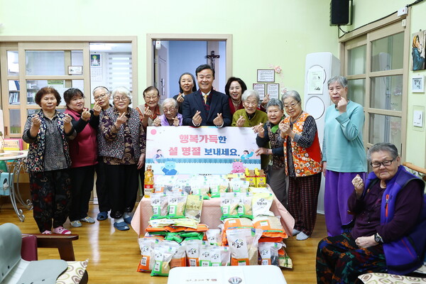 김성제 의왕시장이 5일 마리아의집을 방문해 사회복지 시설 이용자들을 만나 소통하는 시간을 가졌다/사진=의왕시