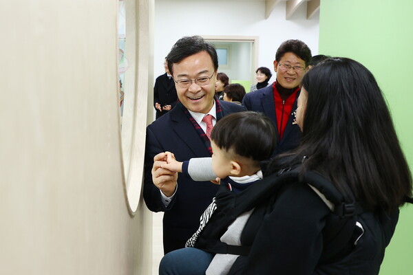 김성제 의왕시장이 15일 열린 국공립 초평어린이집 개소식에 참석했다/사진=의왕시