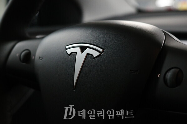 테슬라 '모델 Y RWD' 운전대 확대 사진. 테슬라(Tesla)의 앞글자인 'T' 모양을 본딴 로고가 새겨져 있다. 사진=김현일 기자