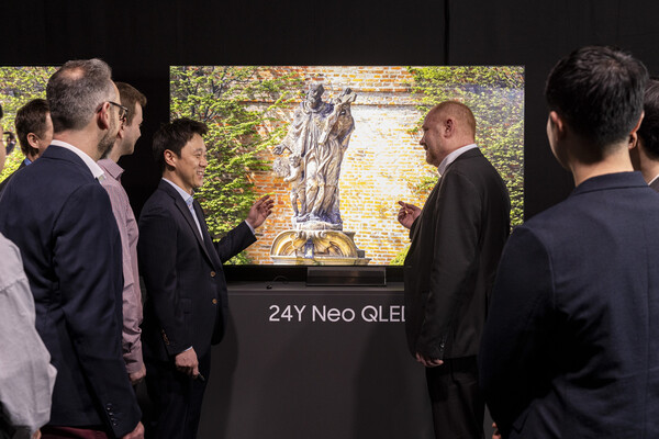 20일(현지시간) 독일 프랑크푸르트 2024 유럽 테크세미나 참석자들이 삼성전자의 네오 QLED 8K 신제품을 살펴보고 있다. /사진=삼성전자.
