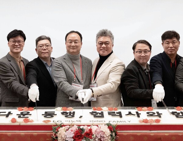 문혁수 LG이노텍 대표(왼쪽에서 세번째)가 22일 서울 마곡 LG사이언스파크에서 열린 2024 동반성장 상생데이에서 주재철 ㈜에이피텍 협력사 대표(왼쪽에서 네번째) 등과 함께 떡케이크를 자르고 있다. /사진=LG이노텍.