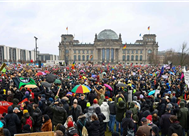 극우 신나치 세력인 극우대안당을 규탄하는 시민들이 베를린 독일 의사당(Bundestag) 앞 광장에 모였다.