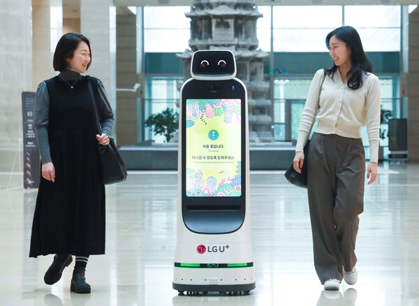 LG유플러스가 ‘U+안내로봇’과 ‘U+실내배송로봇’을 출시했다. / 사진=LGU+