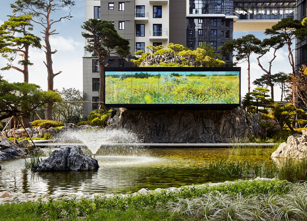 가든베일리, 연못과 초대형 미디어 큐브 이미지./ 사진 = 삼성물산 제공