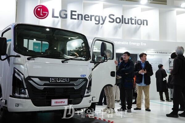 6일 오전 서울 강남구 코엑스 '인터배터리 2024' LG에너지솔루션 전시관 내부에 전시된 일본 ‘이스즈(ISUZU)’의 첫 전기 상용차인 엘프 미오(ELF mio) EV 트럭. LG에너지솔루션의 원통형 팩 및 BMS 기술이 모두 적용된 최초의 차량이다. /사진=김현일 기자