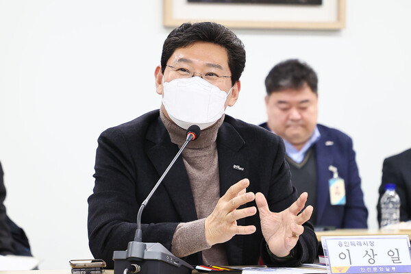 이상일 용인시장이 7일 안전문화살롱 회의에서 시민안전지킴이 구성 방안에 대해 발언하고 있다/사진=용인시
