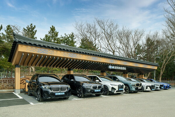 강원도 강릉시 주문진읍 주문진해수욕장 전기차 충전소 'BMW 차징 스테이션'에서 충전중인 차량들. /사진=BMW 코리아