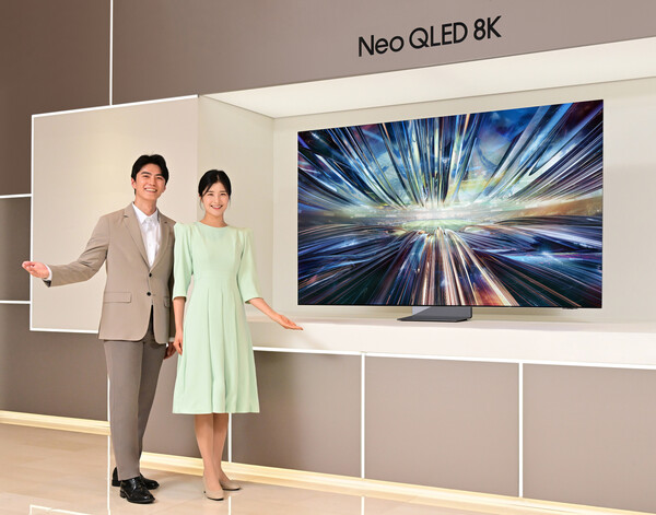 삼성전자 모델이 '3세대 AI 8K 프로세서'를 탑재한 2024년형 Neo QLED 8K TV 신제품을 소개하고 있다. / 사진=삼성전자