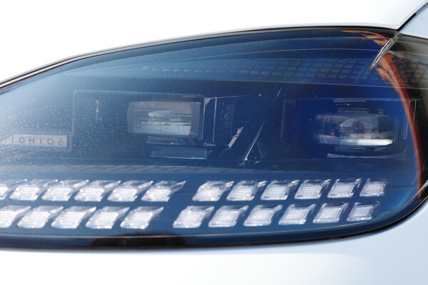 아이오닉 6 헤드라이트. 블록 형태의 LED 램프와 좌측의 'IONIQ 6' 로고가 눈에 띈다. /사진=김현일 기자