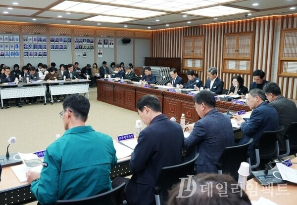 19일 최기문 영천시장의 주재로 ‘2025년도 국가투자예산 확보 및 신규시책 발굴 전략회의’를 개최했다./사진=영천시