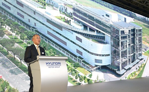 지난 2023년 11월 23일(현지시간) 싱가포르 서부 주롱 혁신지구(Jurong Innovation District)에 위치한 ‘현대차그룹 싱가포르 글로벌 혁신센터(Hyundai Motor Group Innovation Center Singapore : 이하 HMGICS)’에서 열린 준공식에서 정의선 현대자동차그룹 회장이 환영사를 하고 있다. /사진=현대자동차그룹