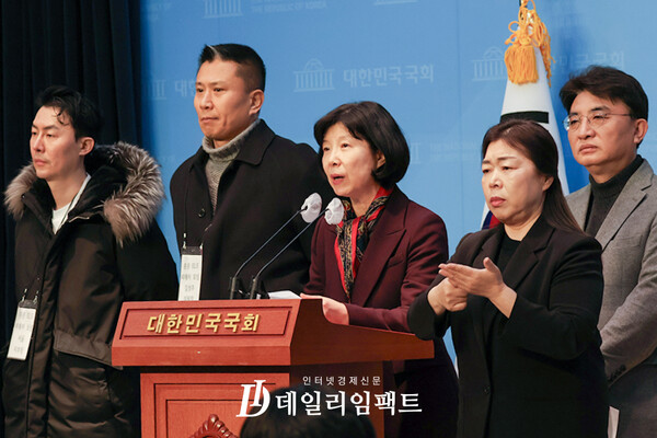 무소속 양정숙 의원(가운데)과 홍콩지수ELS피해자들이 국회 소통관에서 홍콩ELS 사태 해결을 촉구하는 기자회견을 하고 있다. / 사진=김민영 기자