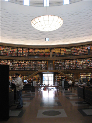 스웨덴 스톡홀름시 공립도서관의 중앙 홀(1928 건립) . 원형의 높은 서가와 천창으로 유럽에서 근대 도서관 건축의 모델로 칭송받고 있다. 건축가; Gunnar Asplund(1885~1940), 사진: 김기호, 2008년