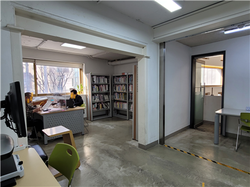 구산동도서관마을 독서실. 예전 주택의 방을 살려 구획된 공간이다. 큰 도서관의 개인 열람 학습공간(carrel) 같은 역할도 가능할 것이다. 사진; 김기호, 2024년