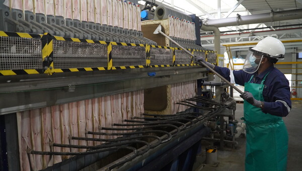 SK에코플랜트 자회사 SK 테스 공장에서 작업자들이 폐배터리로부터 흑연을 긁어내고 있는 모습./ 사진 = SK에코플랜트 제공
