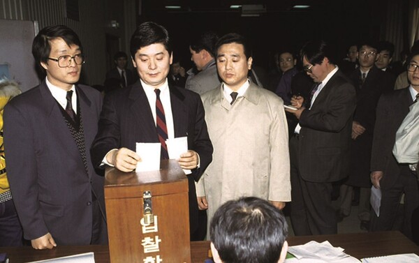 1994년 공개입찰을 통해 한국이동통신 인수에 참여하는 모습. /사진=SKT