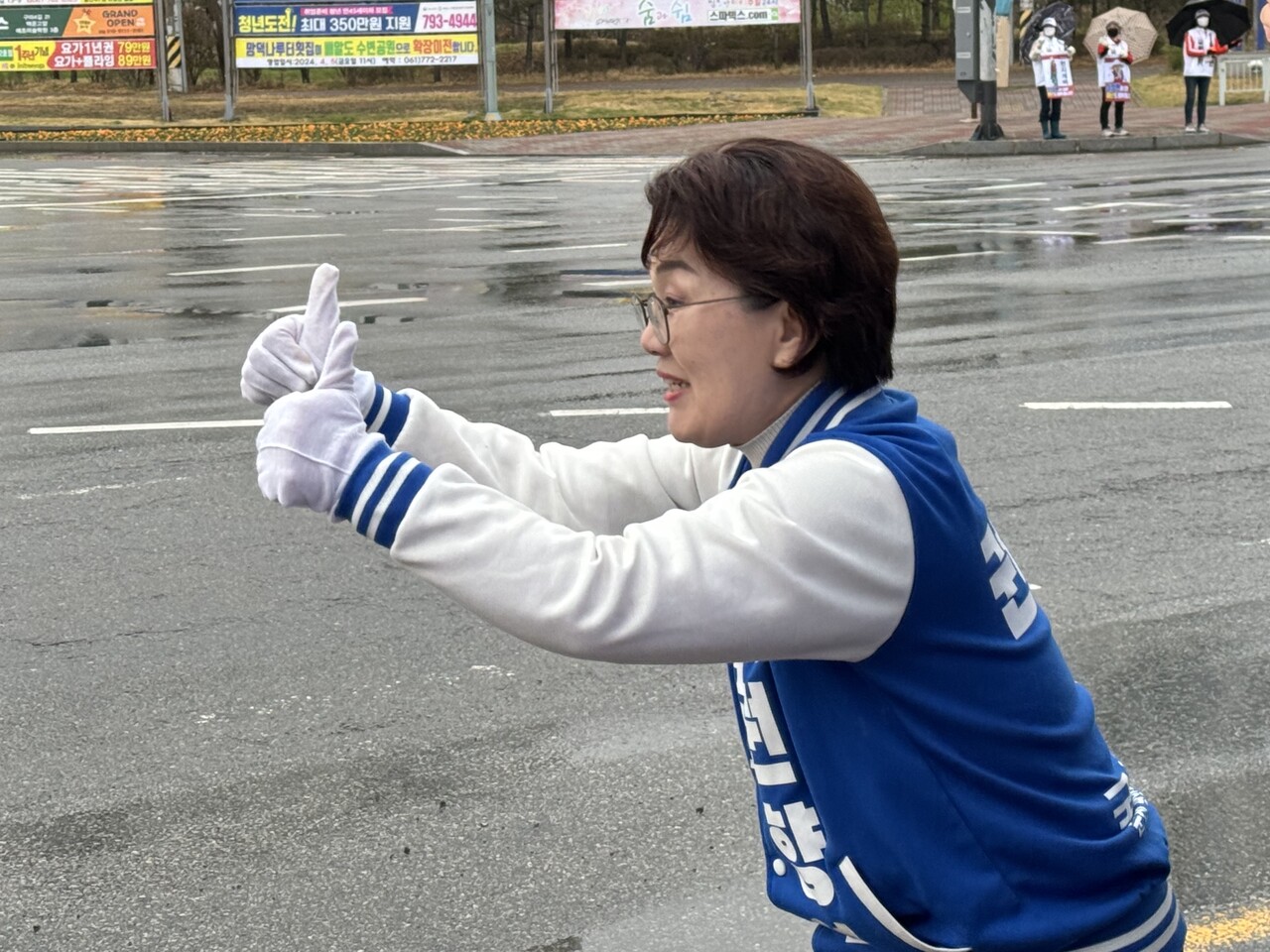 더불어민주당 순천을 권향엽 후보가 28일 공식선거운동에서 시민들에게 인사를 하고 있다.