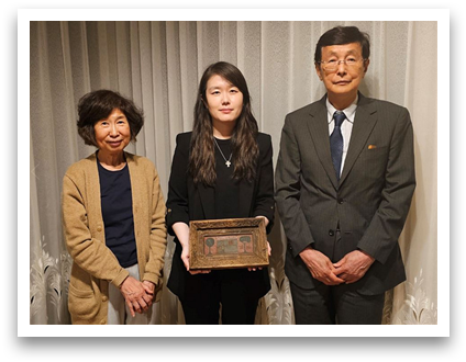 시오자와 슌이치(塩澤俊一) 씨 내외와 배원정 학예연구사가 2023년 6월 장욱진의 ‘가족’을 다시 찾은 기쁨을 나누고 있다.