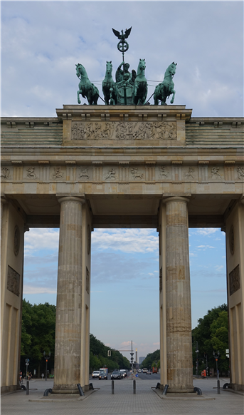 브란덴부르크문(당시 동서베를린의 경계) 기둥 사이로 보이는 ‘6월17일 가로(Strasse des 17. Juni)’. 멀리 전승기념탑(Siegessaeule)이 서 있다. 사진: 김기호(2018년)