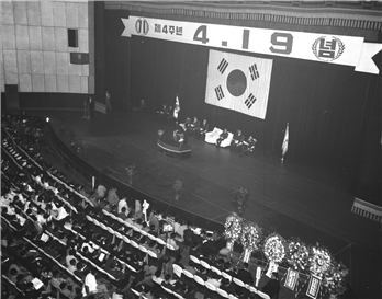 1964년 서울 시민회관에서 열린 제4주년 4.19기념식. 대통령과 3부요인이 참석했다. 자료; 서울기록원