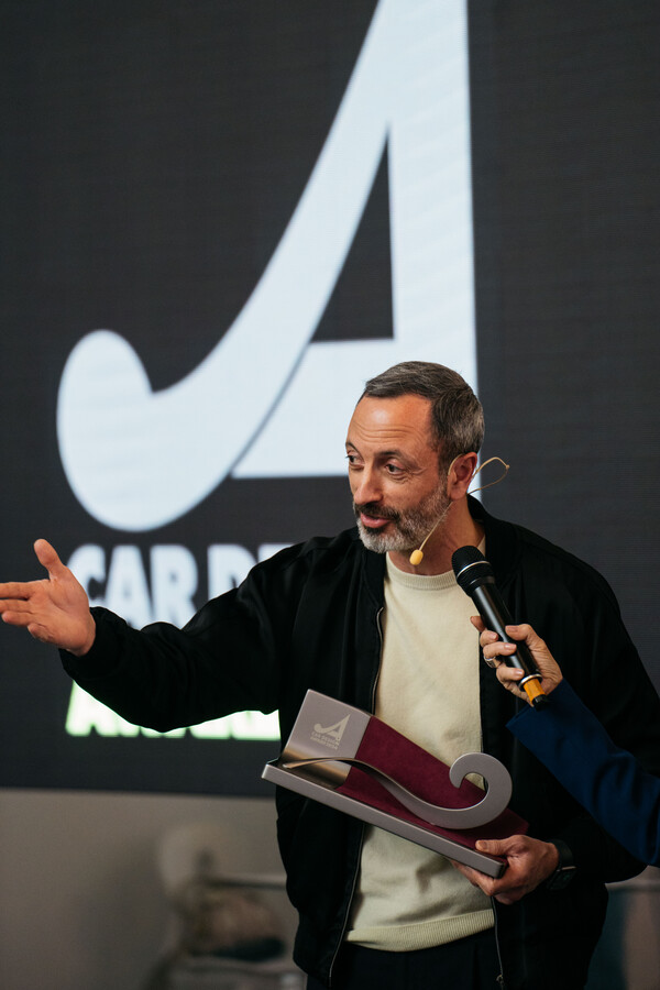 17일(현지시각) 이탈리아 밀라노의 ADI 디자인 박물관에서 개최된 '2024 카 디자인 어워드' 시상식에서 기아글로벌디자인담당 카림 하비브(Karim A. Habib) 부사장이 수상 소감을 발표하는 모습. /사진=현대자동차그룹