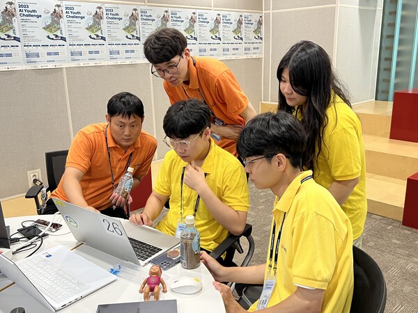 지난 2023 AI Youth Challnege에 참여했던 학생들이 포스코DX AI엔지니어들로부터 멘토링을 받고 있다. /사진=포스코DX