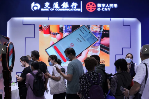 스마트폰 결제를 위해 길게 줄을 선 중국인들.