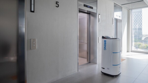 엘리베이터를 탑승하기 위해 기다리고 있는 배달로봇의 모습. /사진=카카오모빌리티