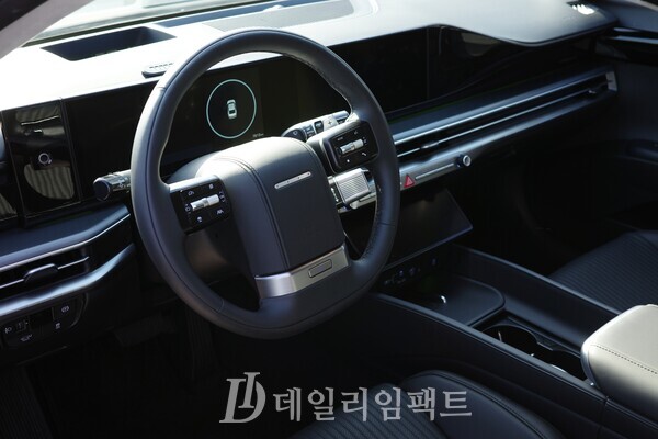 현대자동차 준대형 세단 '그랜저' 가솔린 2.5 모델 캘리그래피 트림 운전석 전경. /사진=김현일 기자