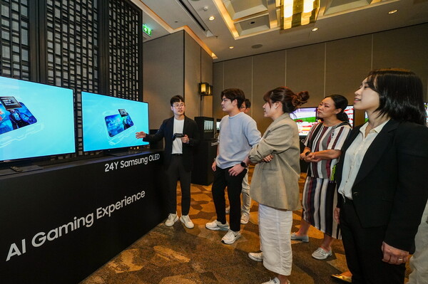 태국 방콕 '2024 동남아 테크세미나'에서 참석자들이 삼성전자 2024년형 OLED 신제품을 살펴보고 있다. /사진=삼성전자